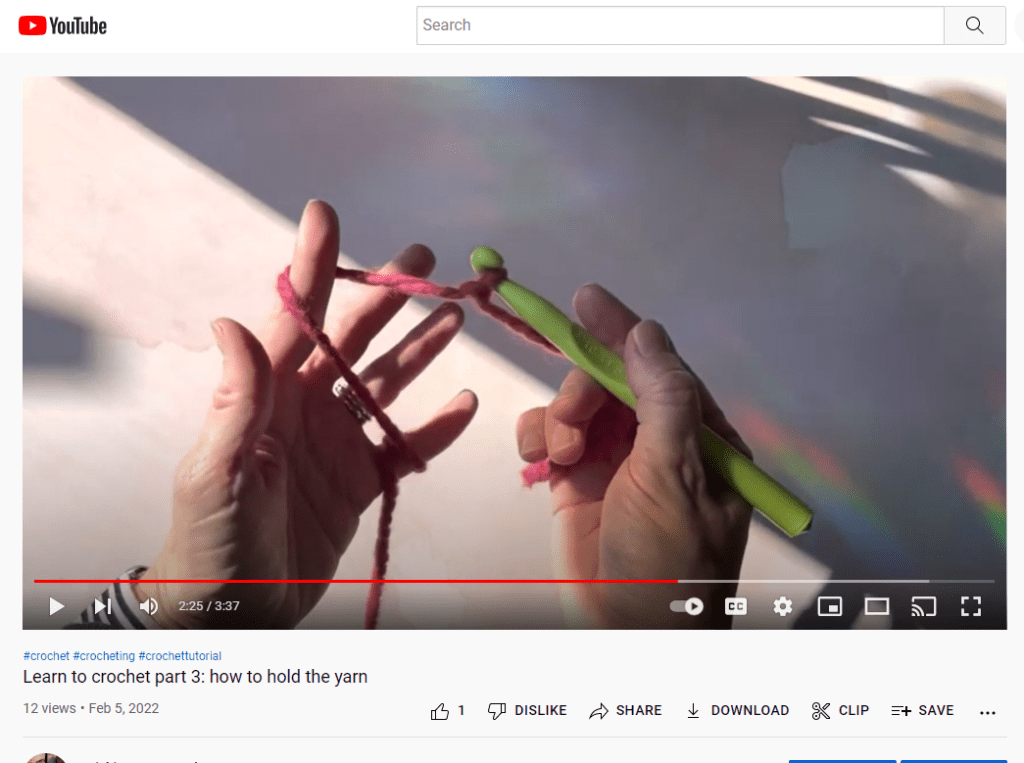 How to hold the yarn